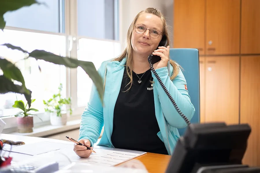 Mitarbeiterin im Büro telefoniert zum Thema Fluchttüren – content-fluchttueren-neu-letztes-bild