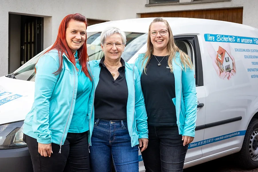 Team des Conten Schlüsseldienstes vor Firmenfahrzeug