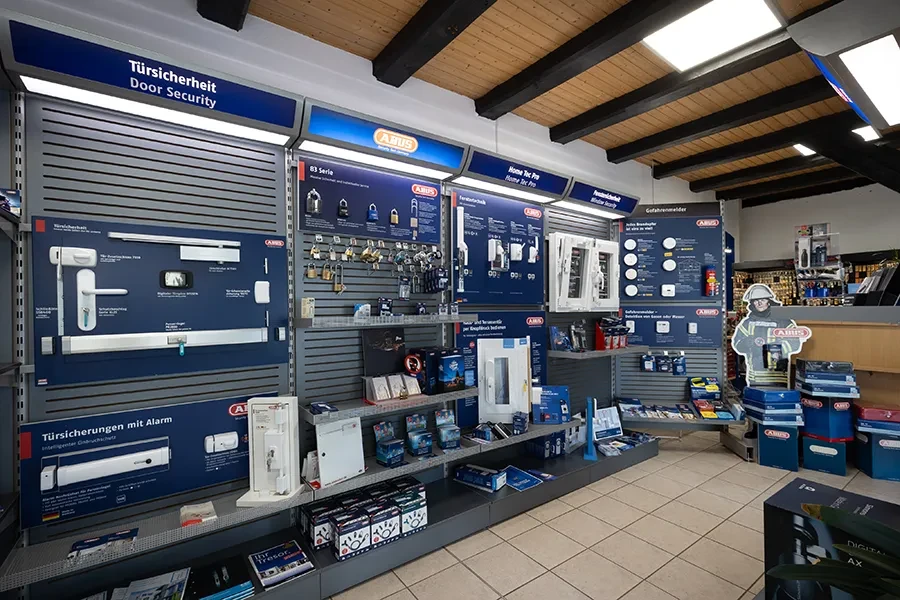 Ausstellung von Sicherheitskonzepten und Sicherheitstechnik bei Conten, inklusive moderner Alarmanlagen und Türsicherungen