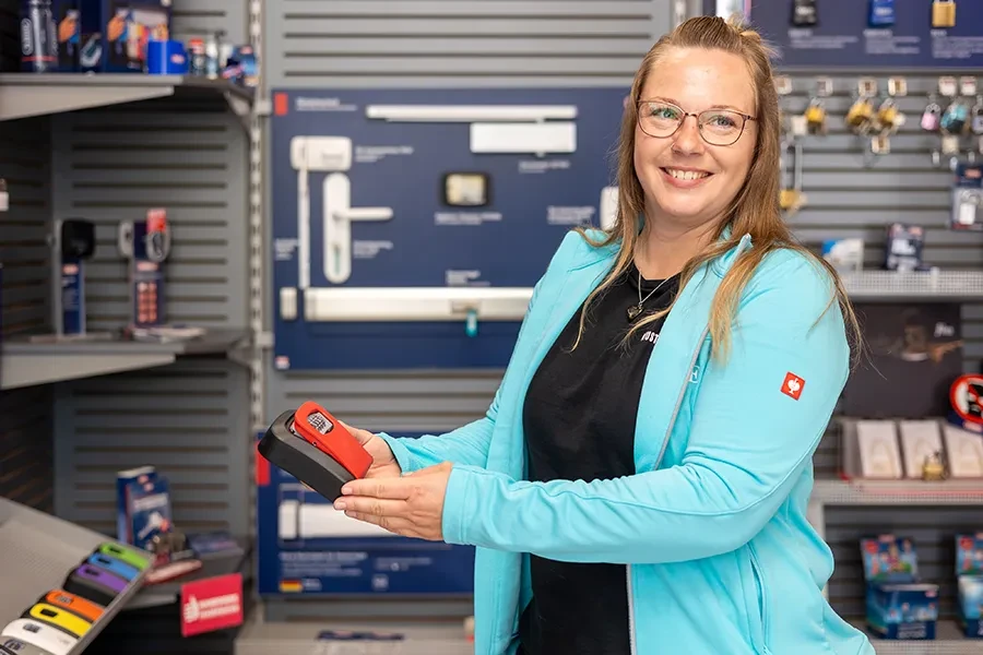 Mitarbeiterin präsentiert Produkt im Bereich Sicherheitstechnik für Privatkunden