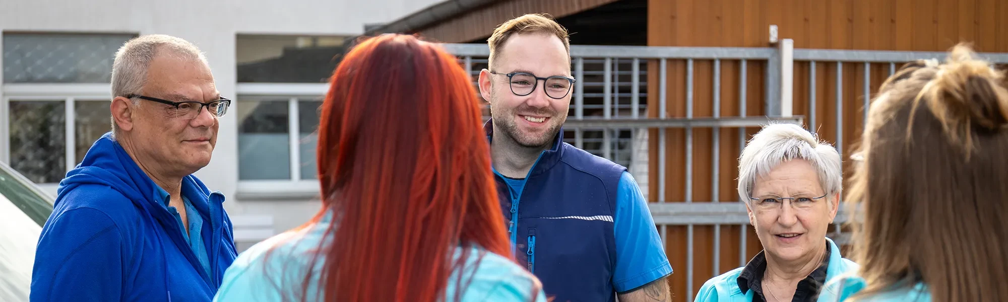 Zwei Personen im Gespräch, Header-Bild für Über uns Seite