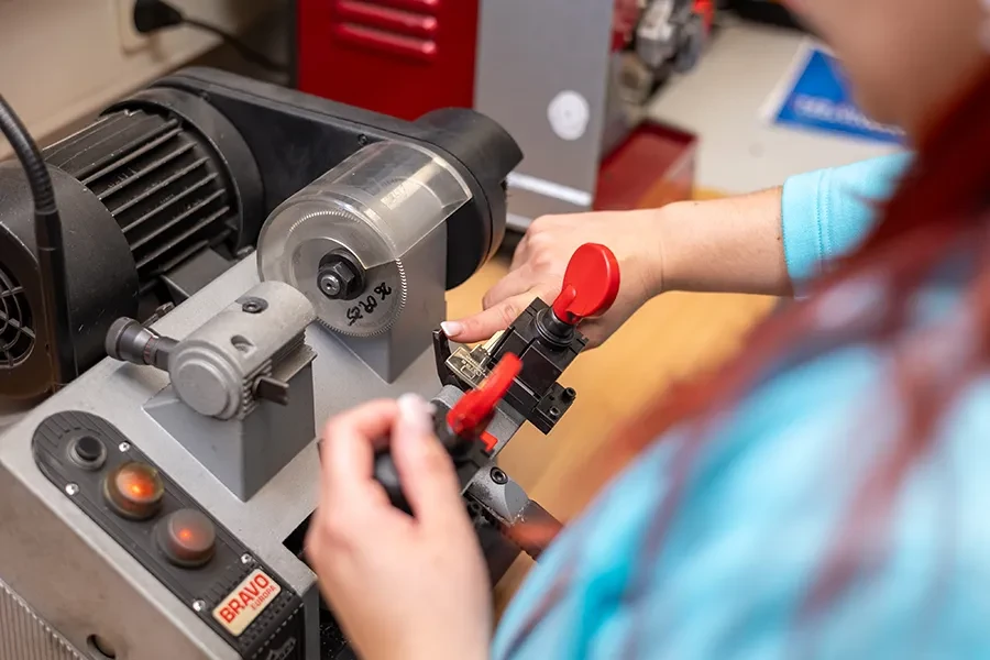 Arbeiten an einer modernen Maschine – Beispiel fr neue Content Jobs in der Industrie