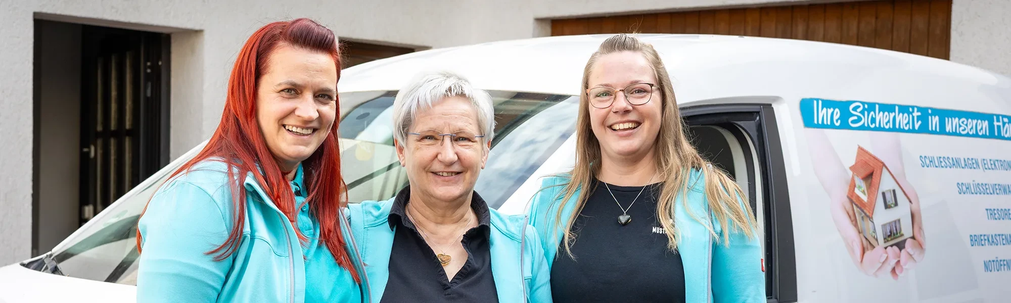 Zwei Frauen lachen gemeinsam vor einem weißen Auto – Header-Bild für Blogartikel