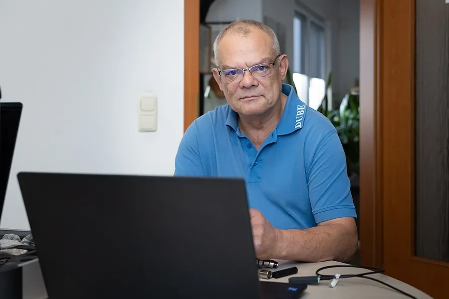 Älterer Mann mit Brille arbeitet am Laptop für neuen Content Blog