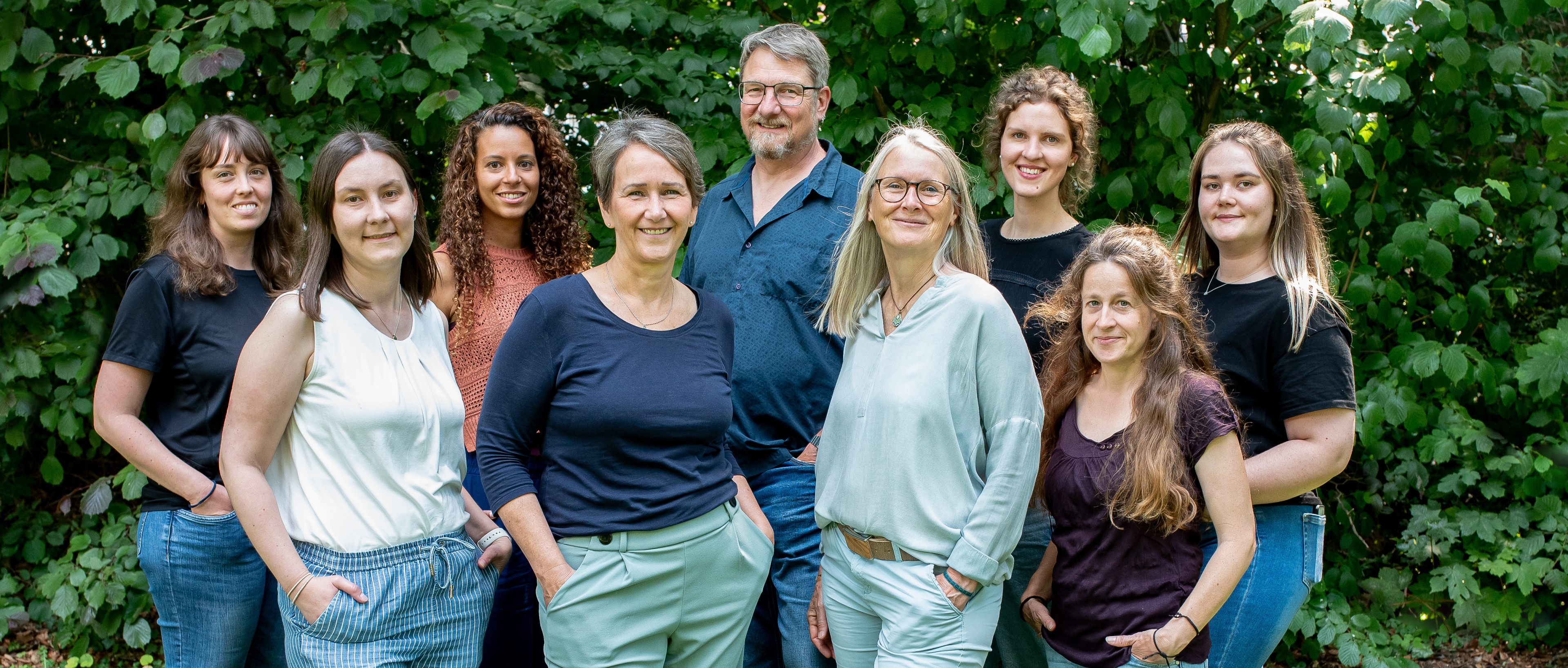 Gruppenfoto von mehreren Erwachsenen im Freien, aufgenommen im November 2021