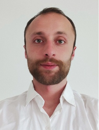 Portrait von Wissam Kanjo mit weißem Hemd vor hellem Hintergrund