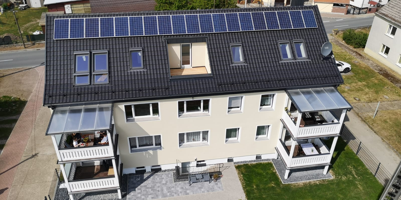 Mehrfamilienhaus mit Velux Dachfenster und Solaranlage auf dem Dach