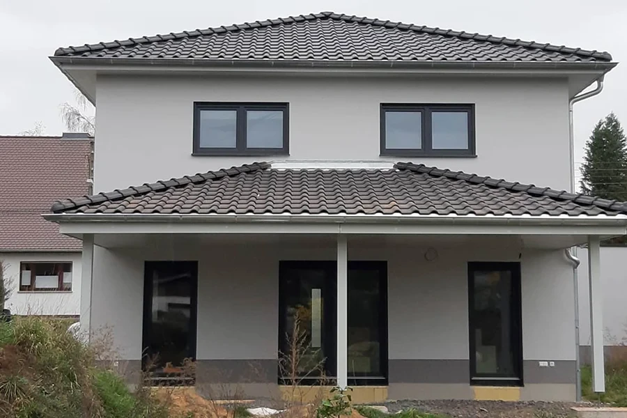 Steildach mit Röben-Tonziegeln auf modernem Einfamilienhaus