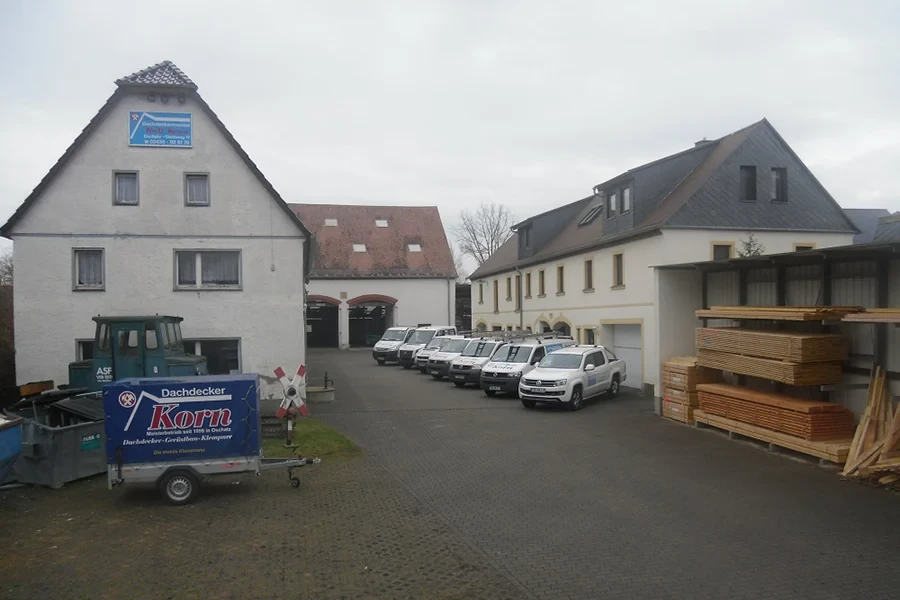 Betriebshof in 04758 Lonnewitz mit Firmenfahrzeugen und Lagergebude