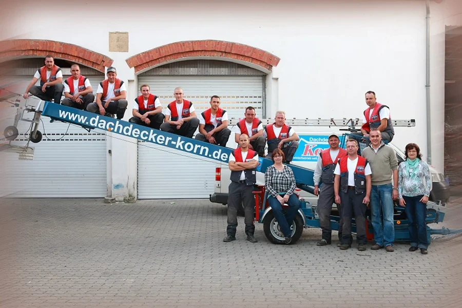 Team von Dachdecker Korn im Jahr 2011 vor dem Firmengebäude
