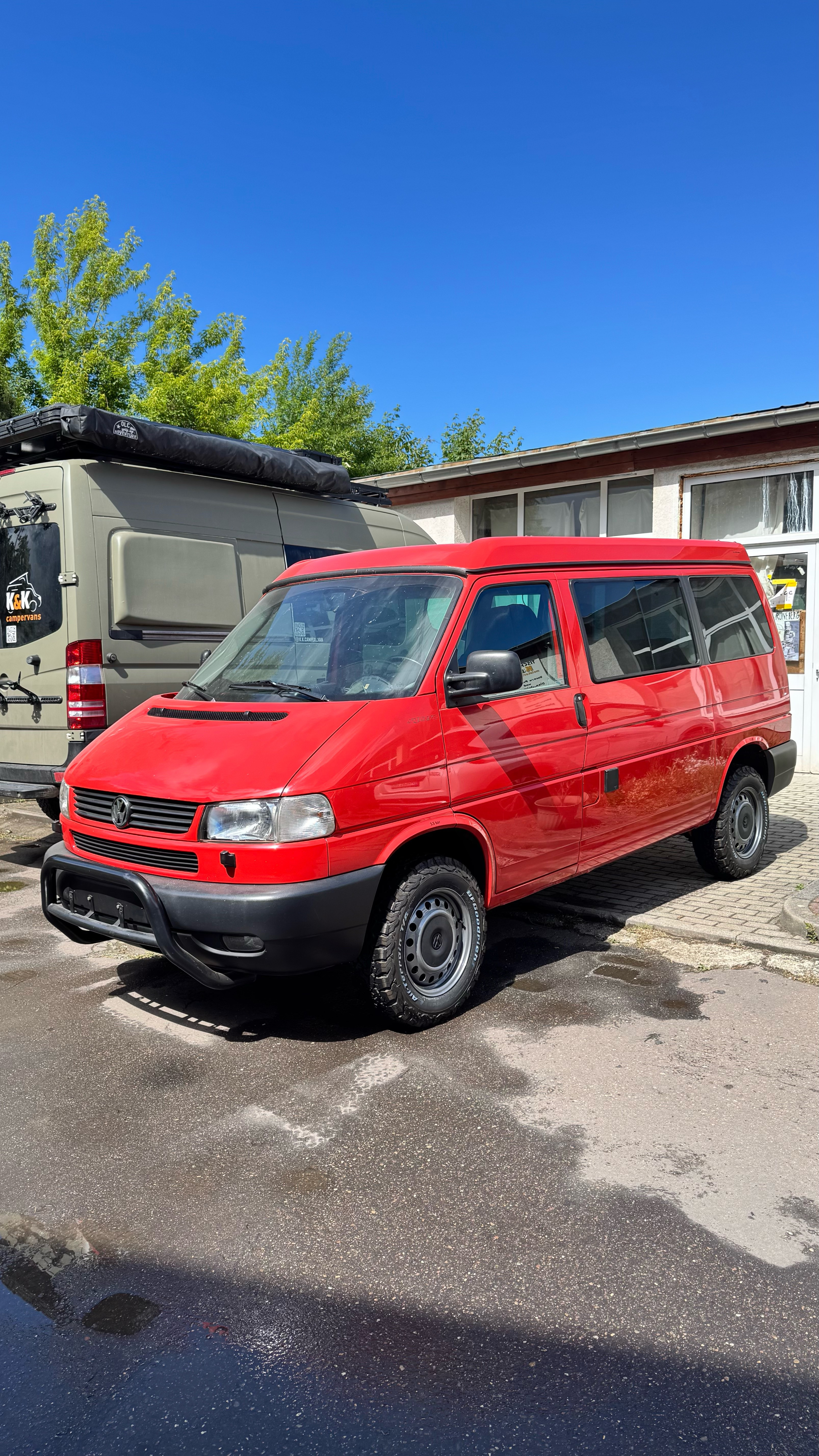 VW T4 vom Feuerwehrwagen zum Camper umgebaut, roter Transporter vor Werkstatt