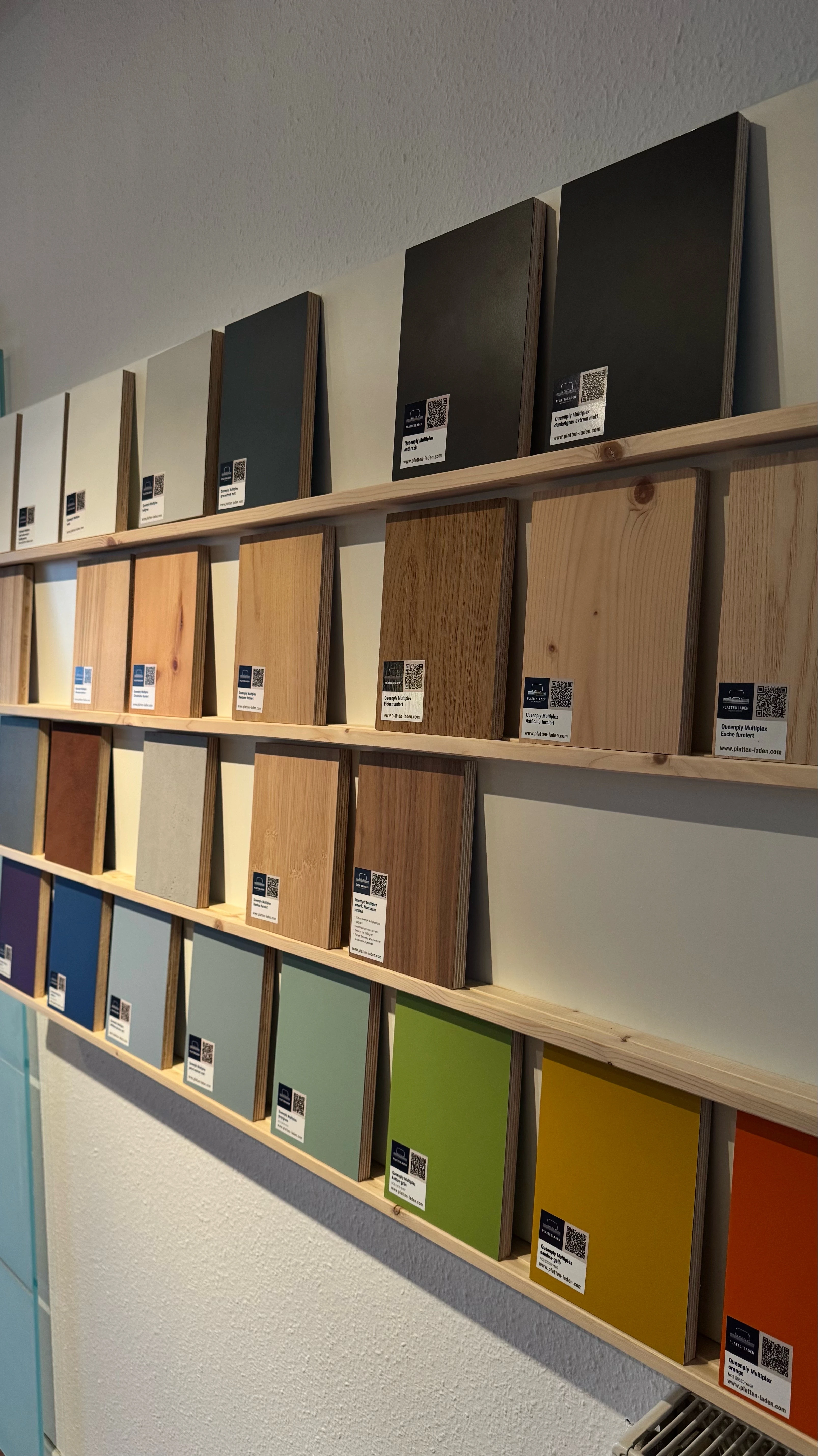 Verschiedene Holz- und Farbplatten als Muster in einer Ausstellung, Auswahl von Oberflächen und Materialien