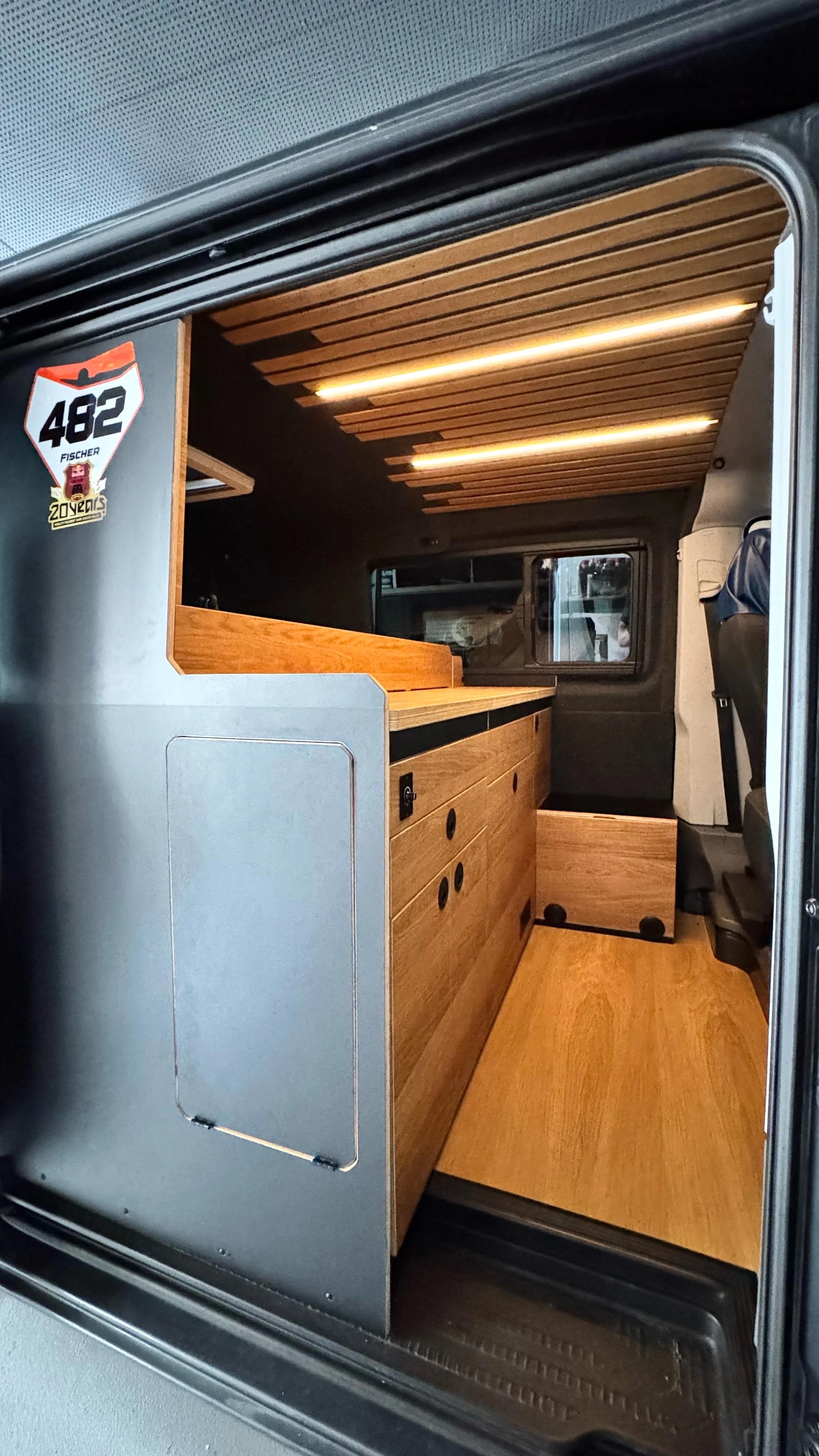 Innenausbau eines modernen Camper Vans mit Holzverkleidung und Beleuchtung, Aufnahme vom 03.12.2025