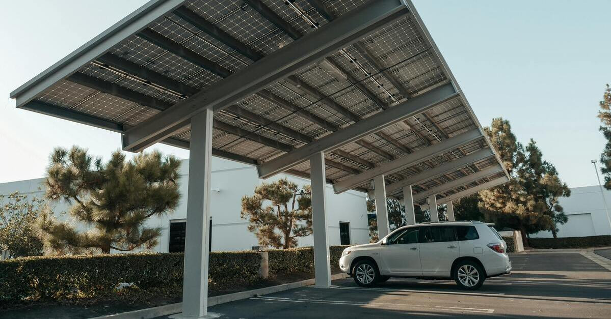 Innovativer Carport mit Solardach und modernem Design auf einem Parkplatz