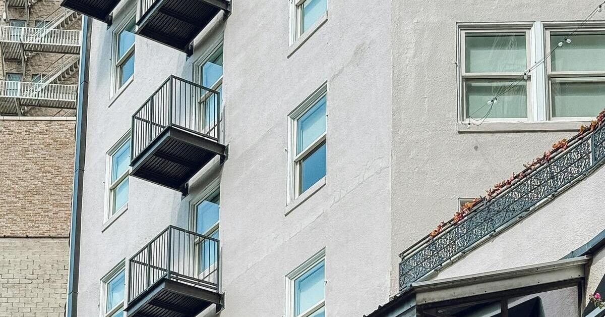 Moderne Stahlbalkone an einer Hausfassade