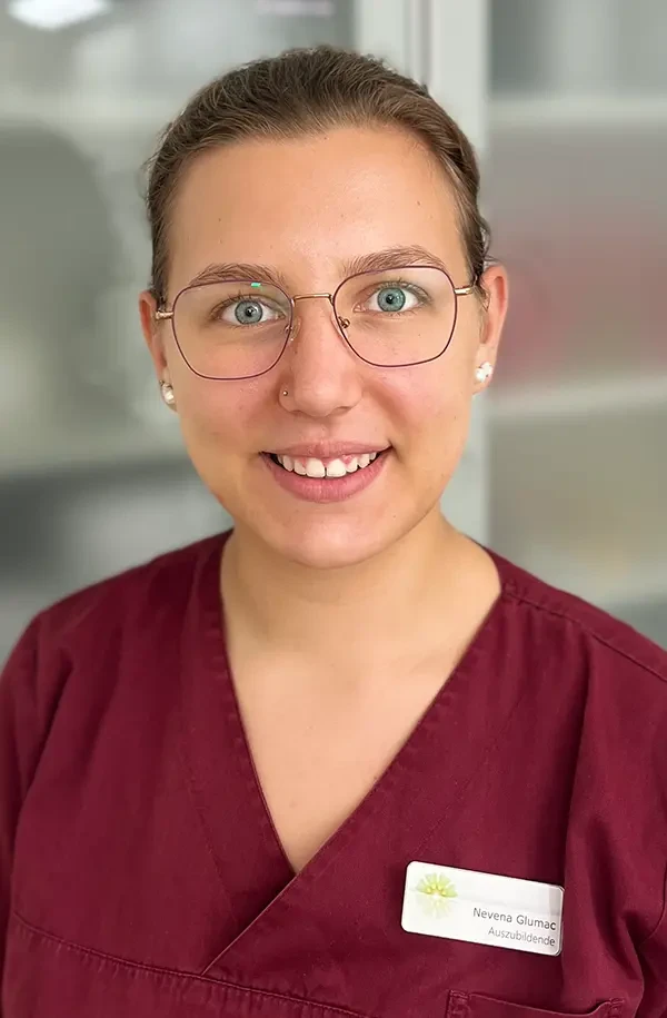 Nevena Glumac in medizinischer Berufskleidung Nevena Glumac in medizinischer Berufskleidung