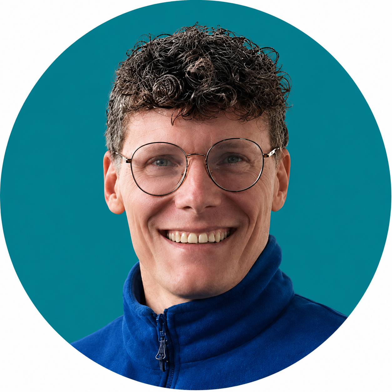 Portrait von Christoph Klinge vor blauem Hintergrund