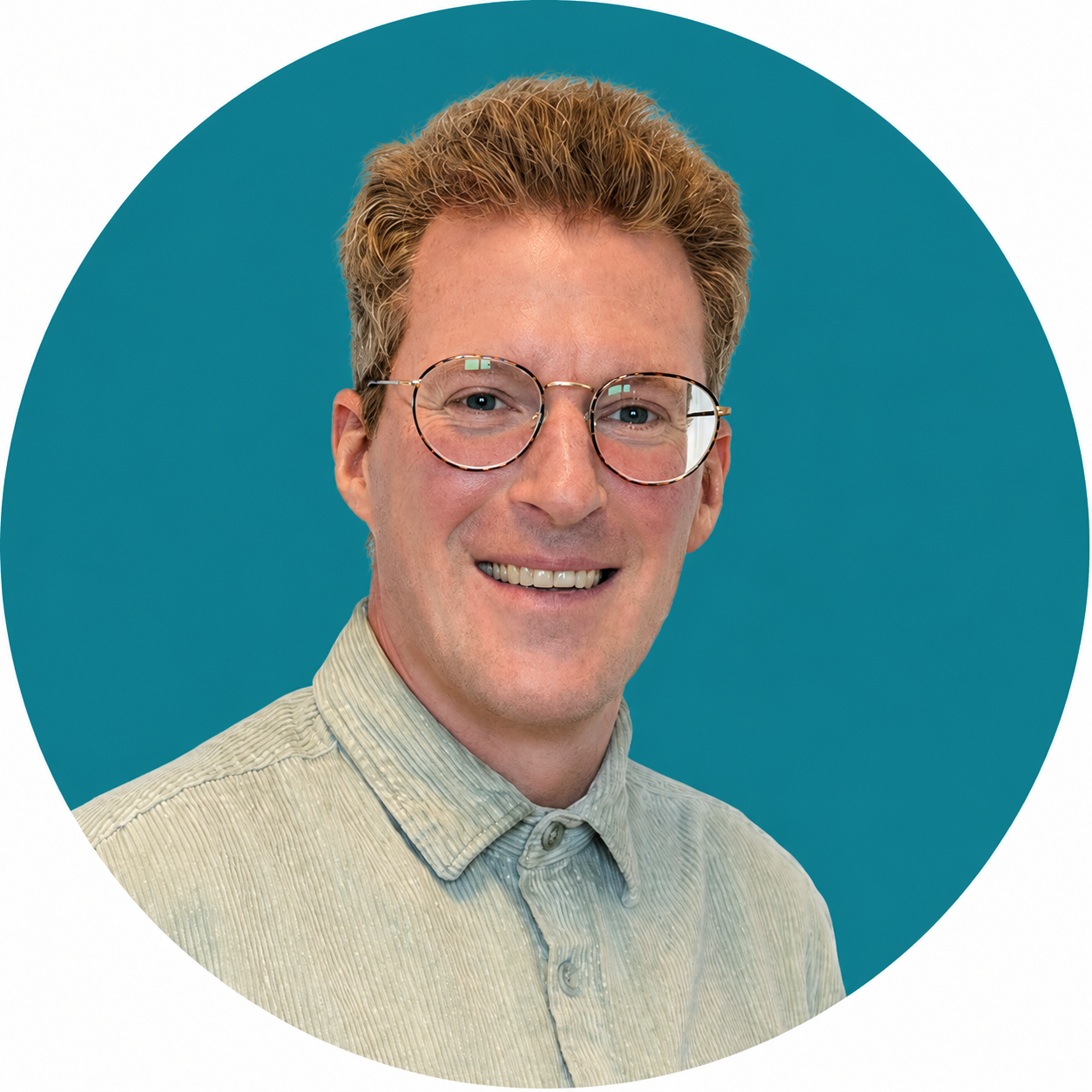 Porträt von Christoph Rolfes mit Brille und hellem Hemd vor blauem Hintergrund