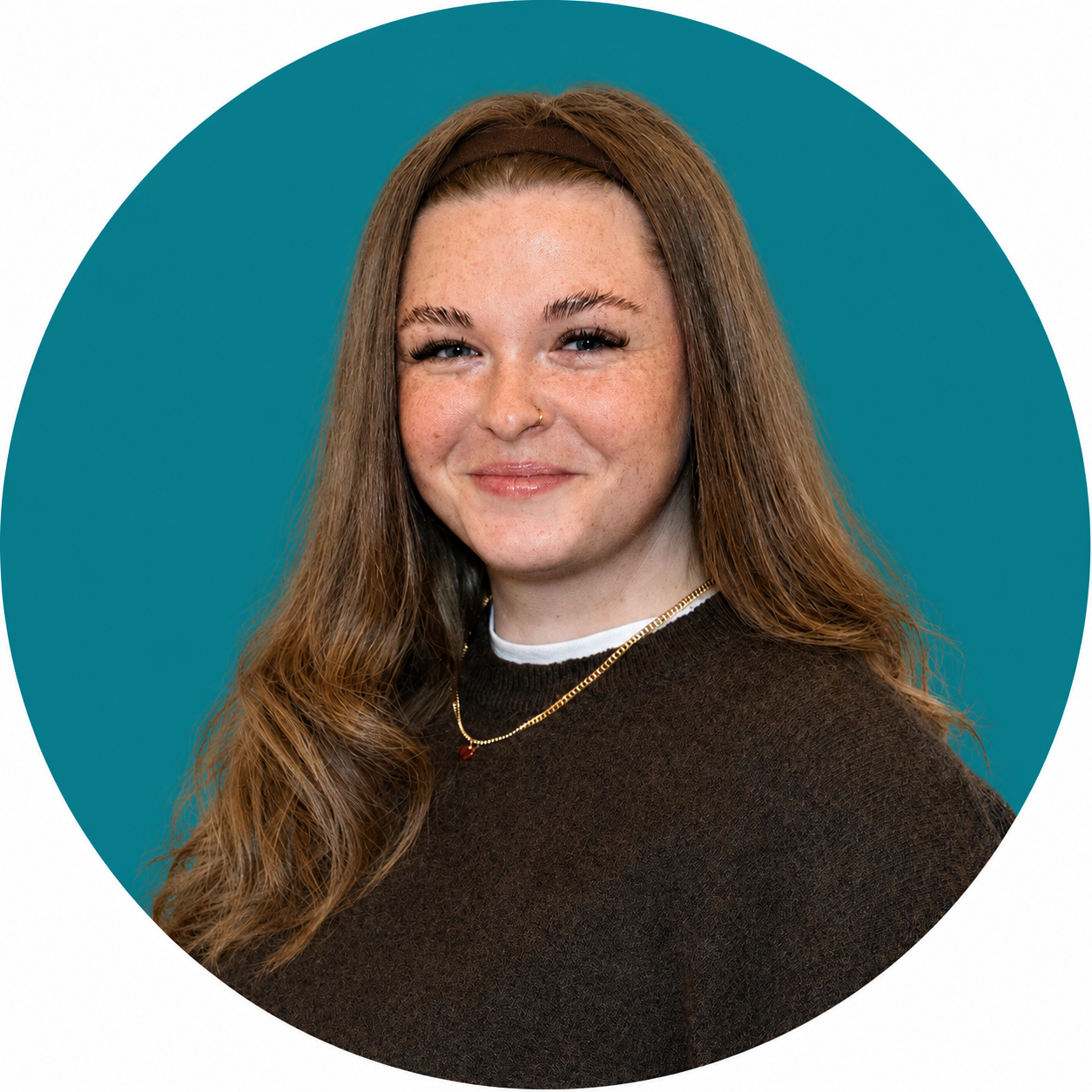 Porträtfoto von Tabea Frammelsberger vor blauem Hintergrund