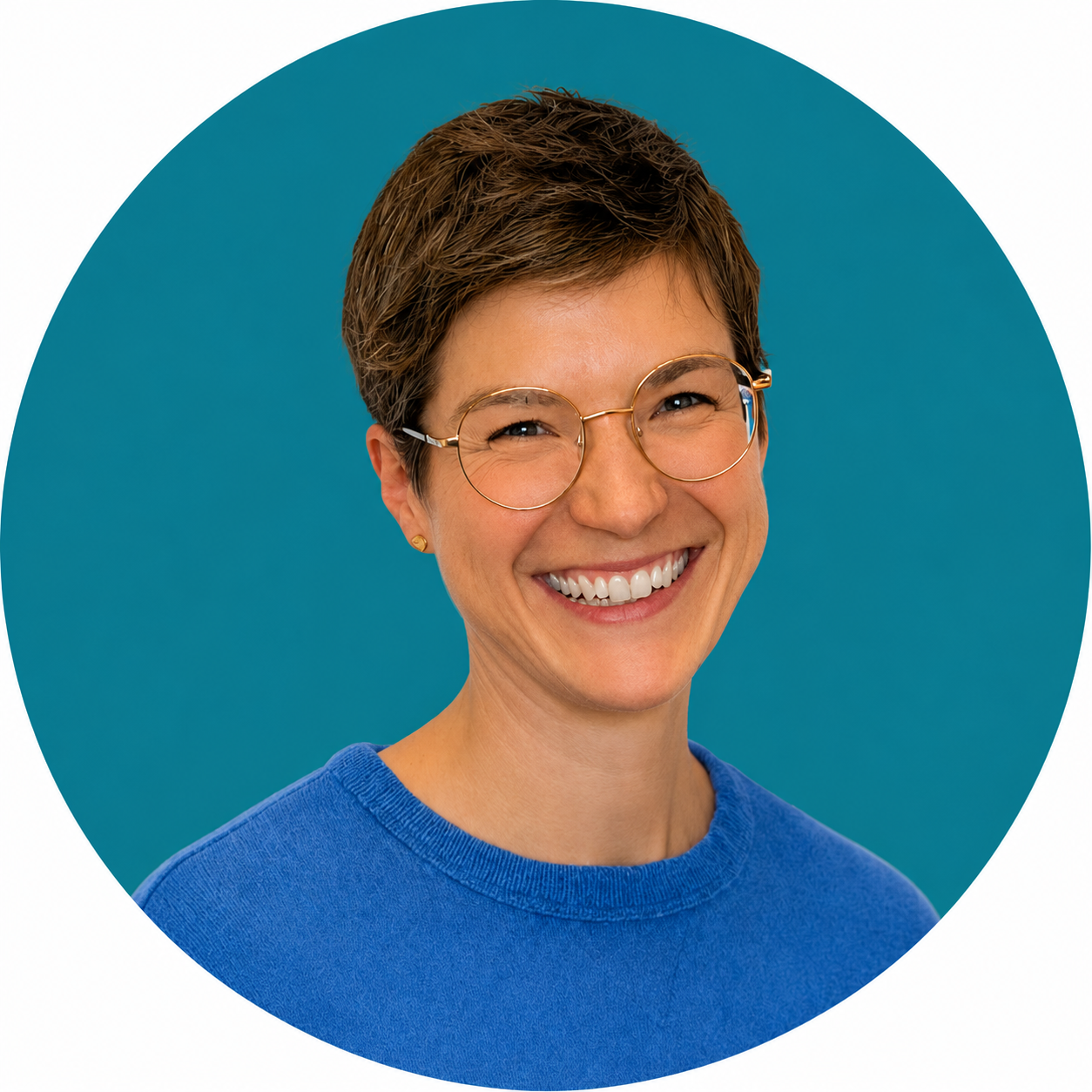Portrait von Andrea Schneider vor blauem Hintergrund