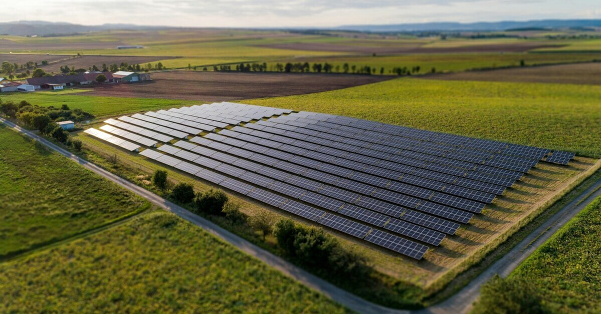 PV-Anlagen am Boden auf einer grünen Wiese zur nachhaltigen Stromerzeugung