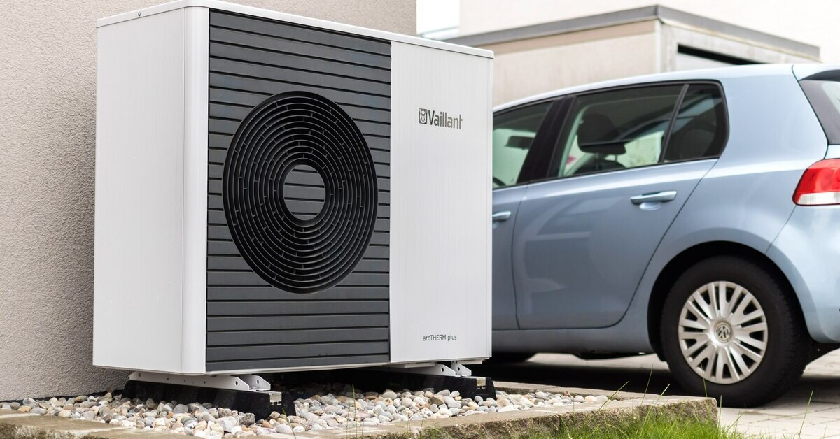 Vaillant Wärmepumpe Außeneinheit aroTHERM plus neben Auto