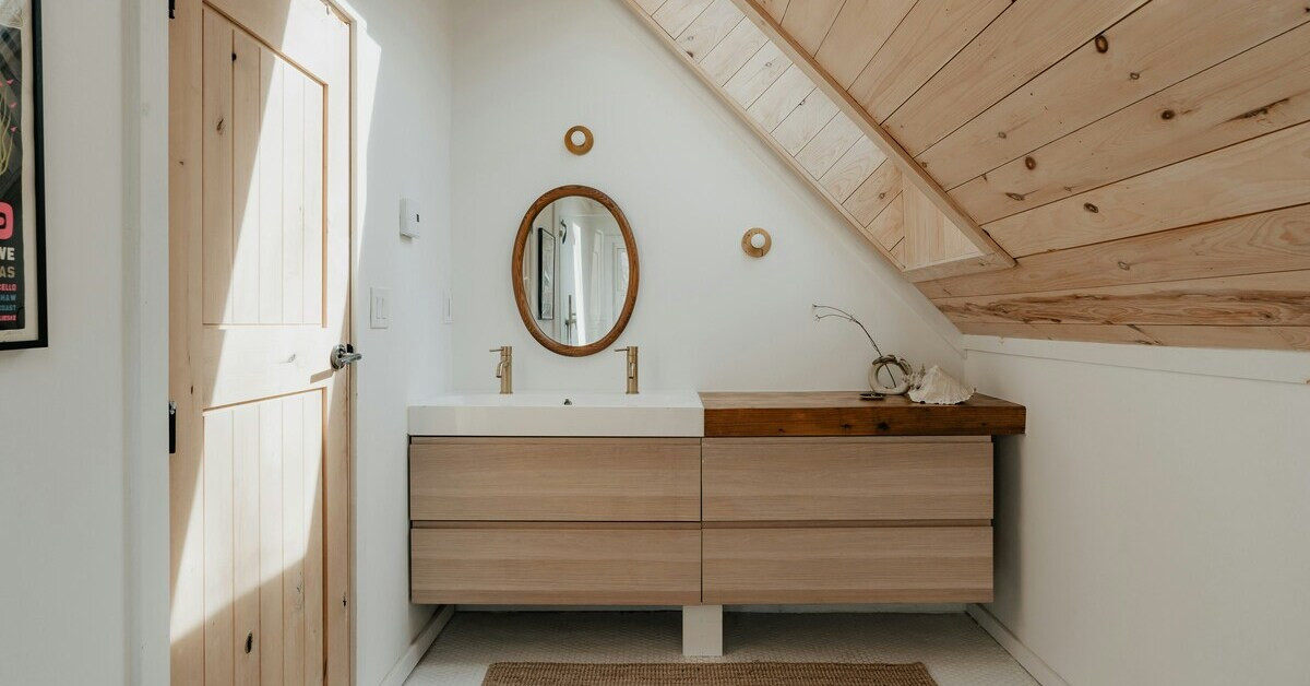 Modernes Badezimmer mit Dachschräge und Holzverkleidung