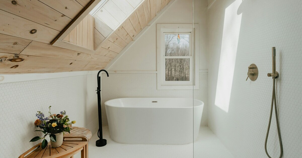 Modernes Badezimmer mit freistehender Badewanne und Dusche unter einer Dachschräge