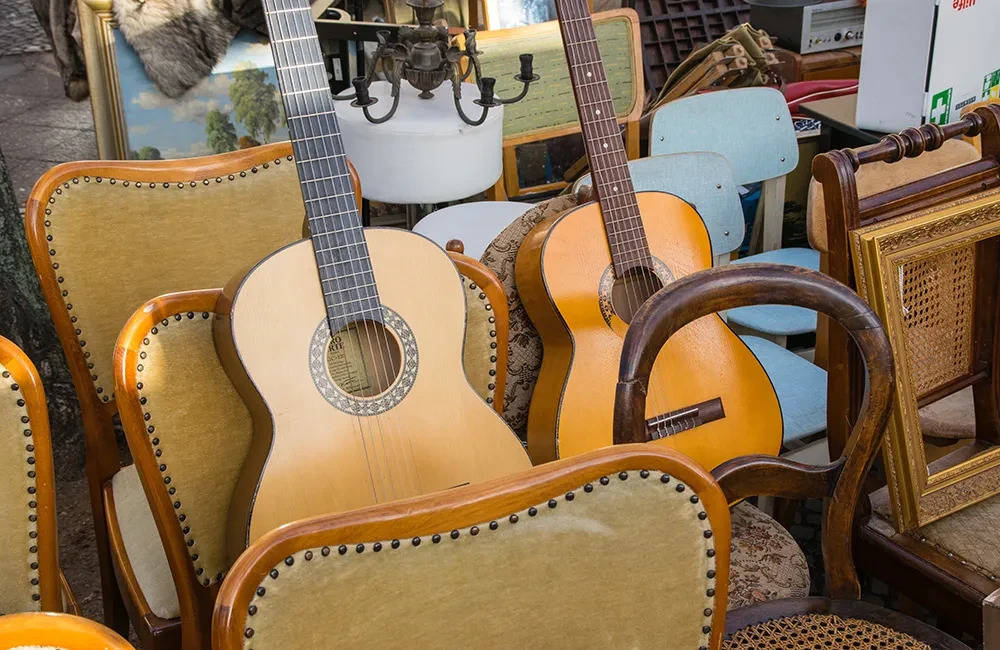 Gitarren und Stühle bei einer Haushaltsauflösung