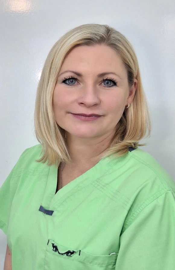 Jasmin Klement im grünen Kittel