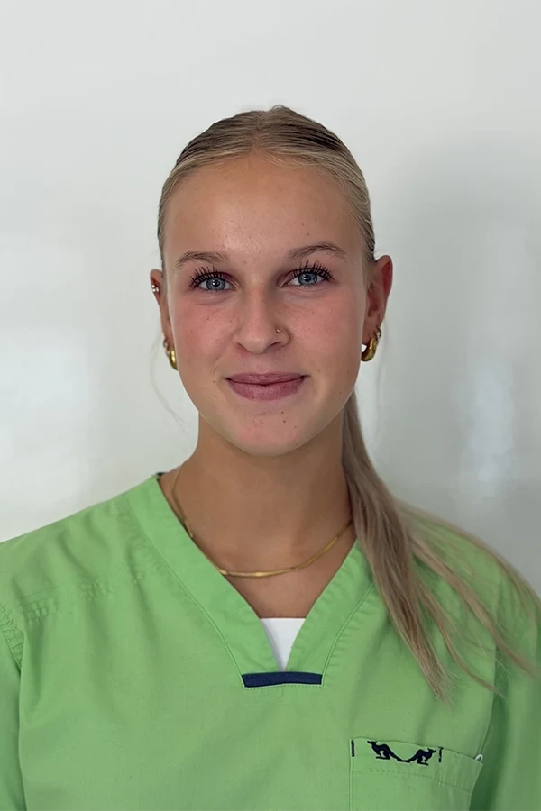 Hannah Hofmann im Porträt mit grüner Arbeitskleidung