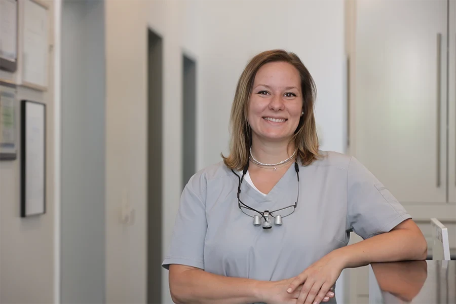 Porträt von Anna Baumgart in medizinischer Arbeitskleidung in einer Praxis
