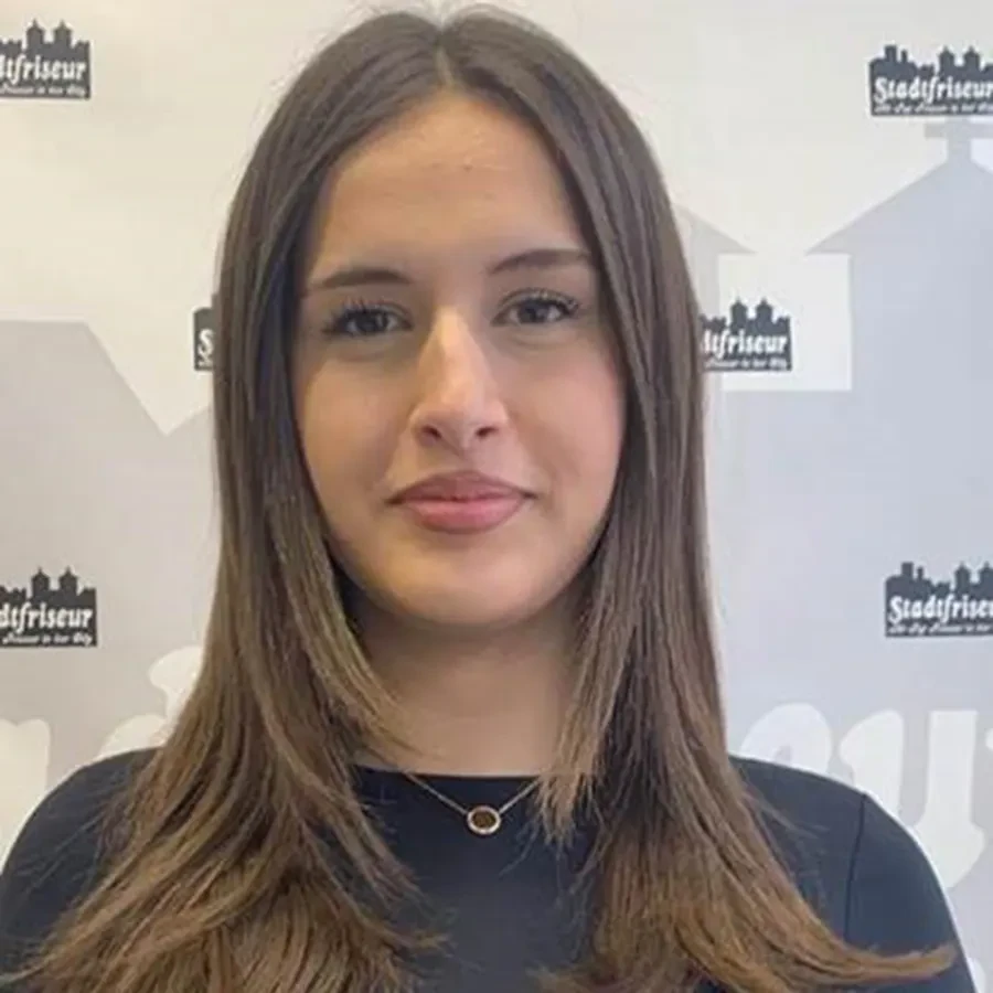 Teuta mit glatten, gestuften Haaren beim Stadtfriseur