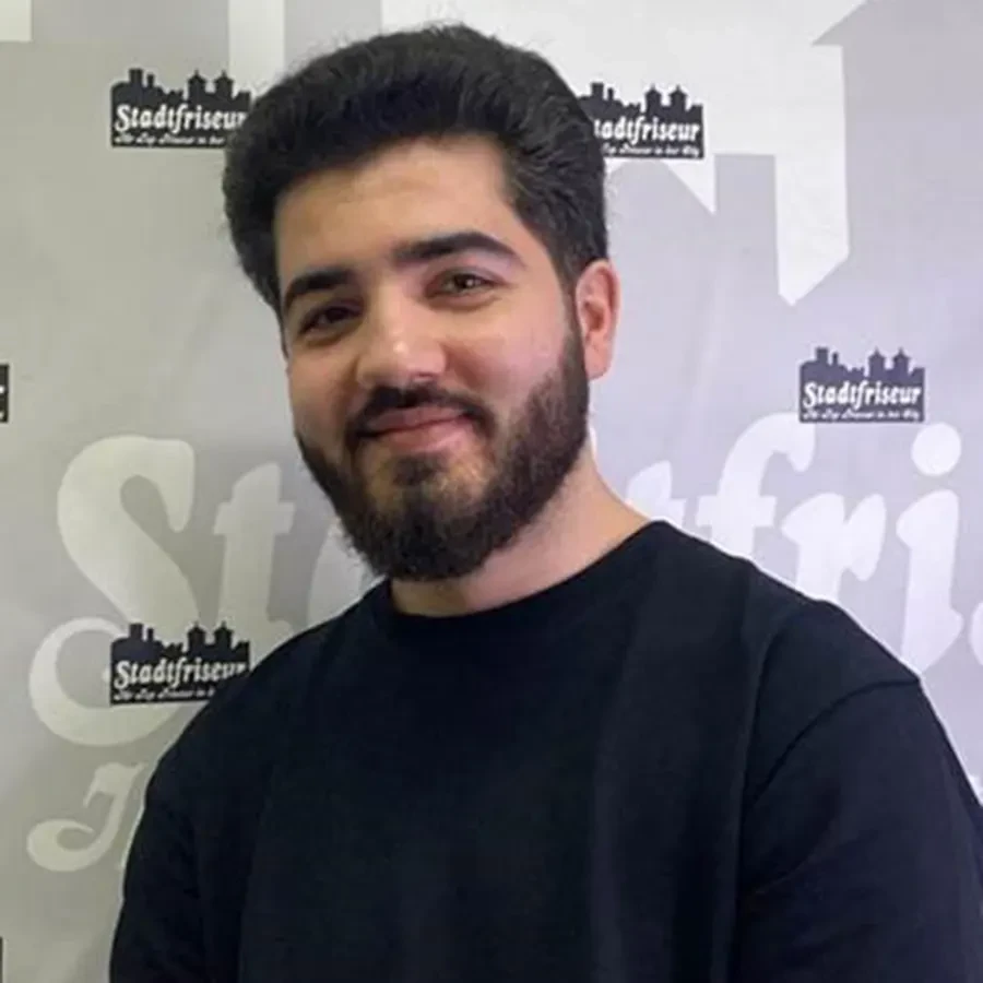 Shapoor vor dem Hintergrund des Stadtfriseur Salons