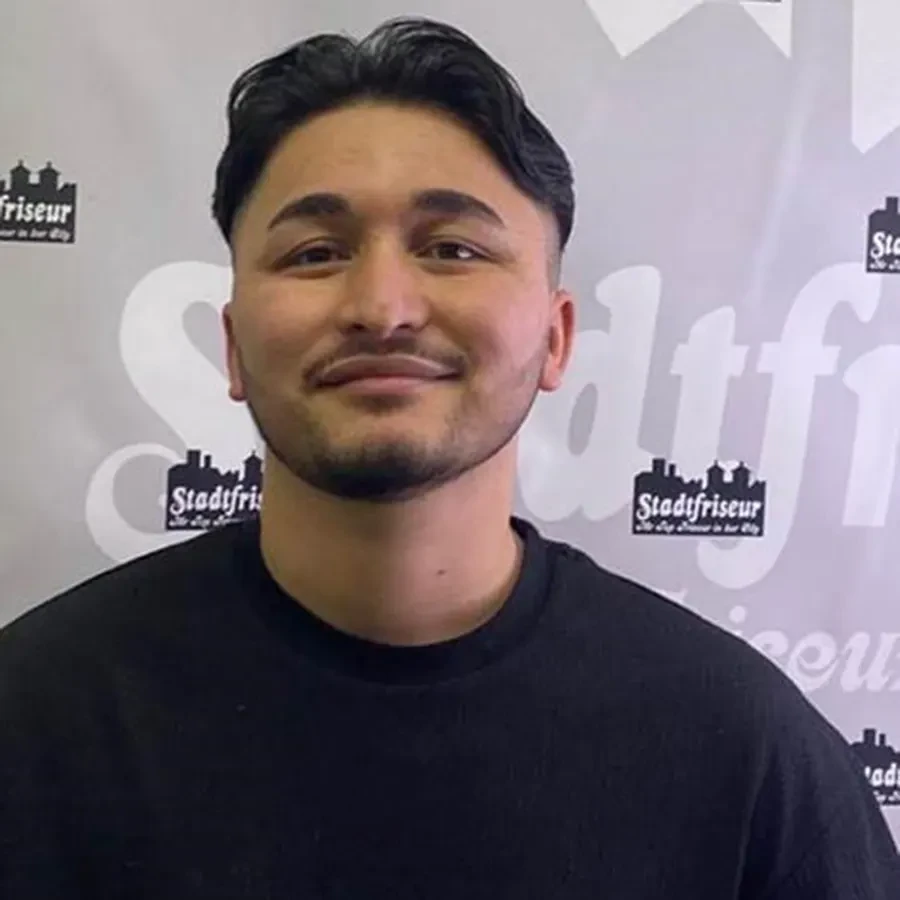 Ahmad bei Stadtfriseur, moderner Haarschnitt im Friseursalon