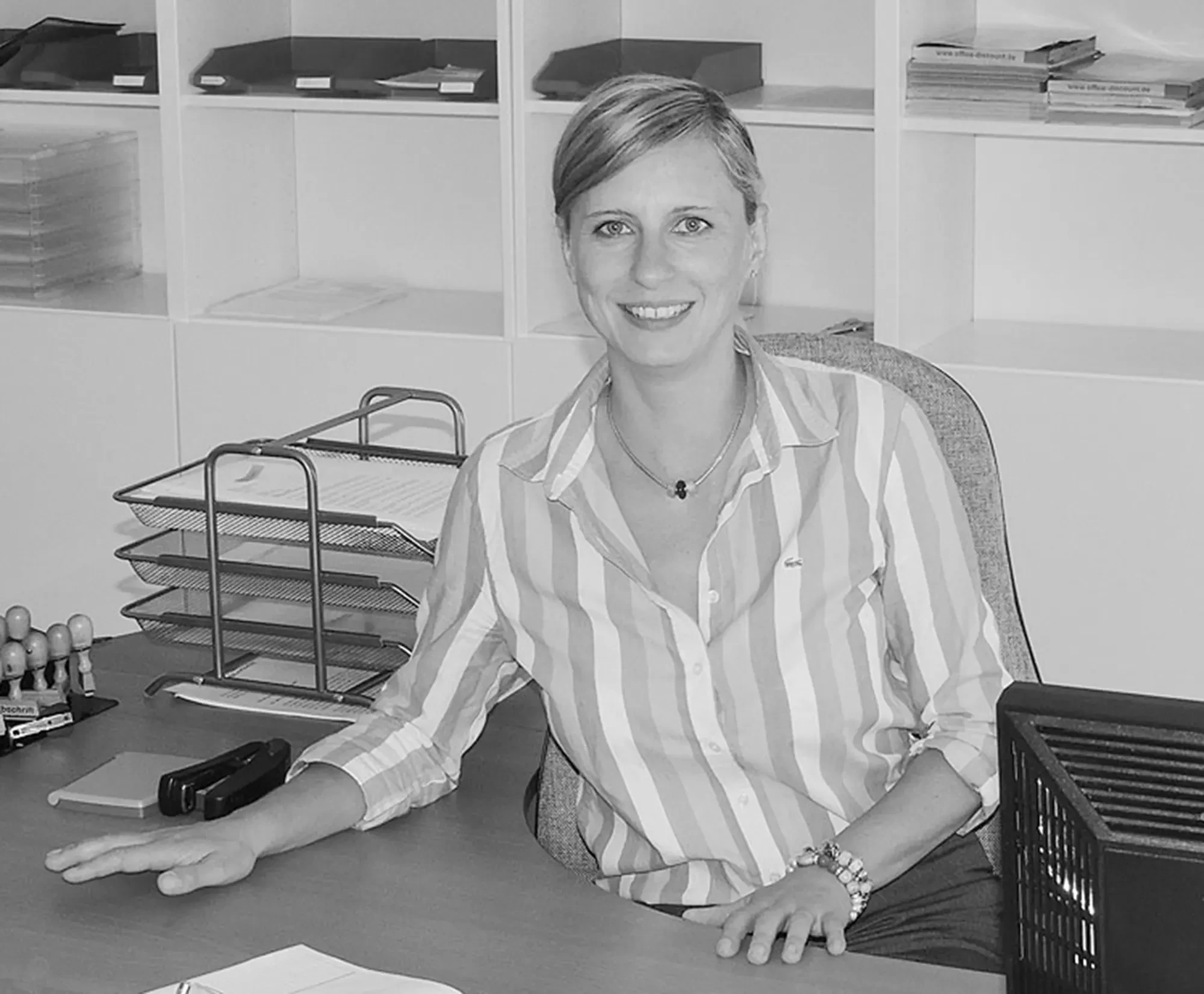 Kisten Sehmisch am Schreibtisch im Büro