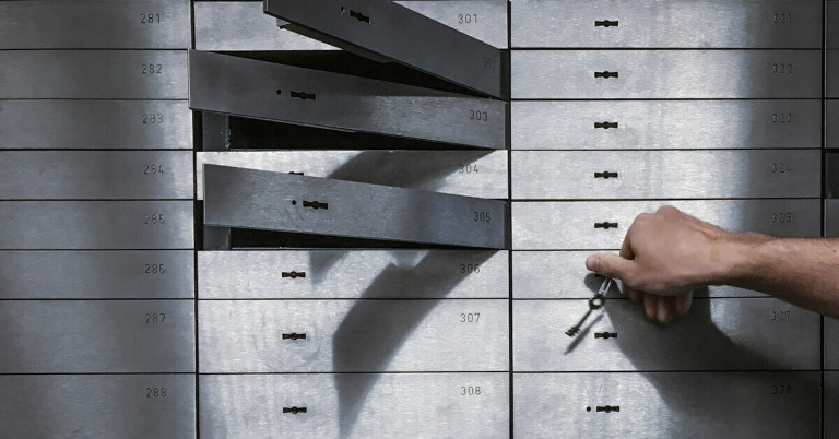 Bankschließfach mit Schlüsseln – sichere Aufbewahrung von Wertgegenständen in der Bank