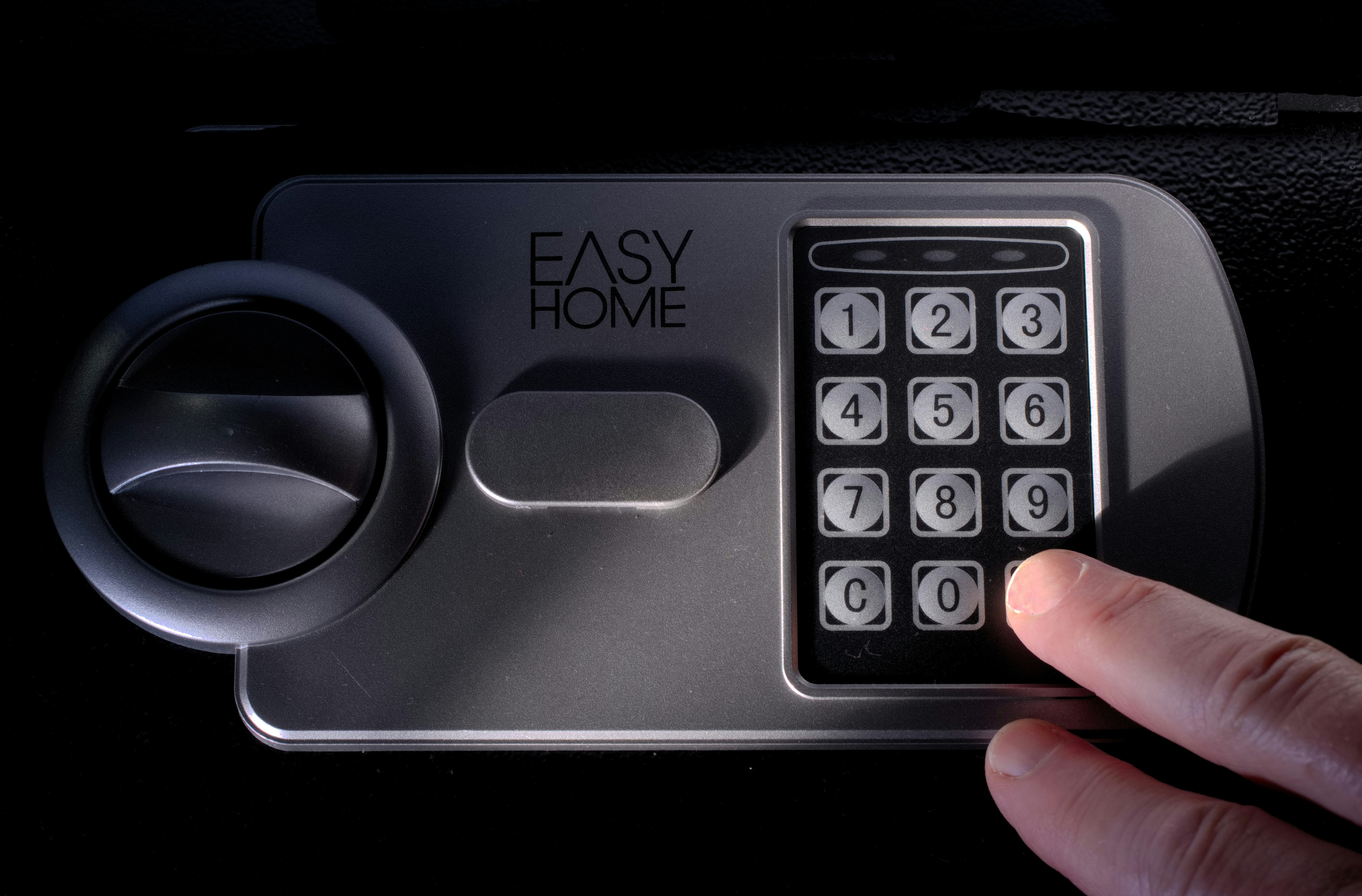 Geöffneter Safe mit Zahlencode-Tastatur und geöffneter Tür