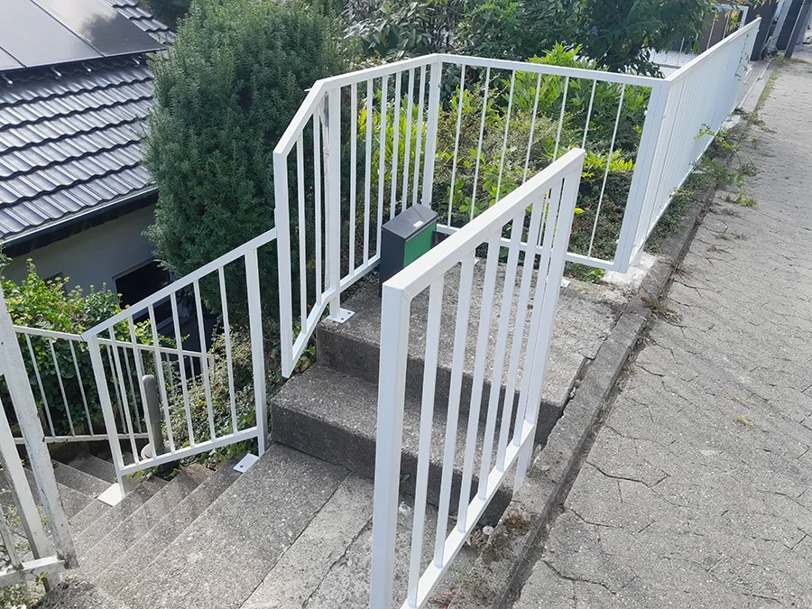 Modernes weißes Treppengeländer aus Metall für Außentreppen Weißes Treppengeländer aus Metall an einer Außentreppe