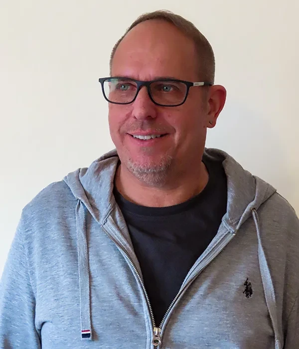 Porträtfoto von Robert Graham mit verpixeltem Gesicht in grauem Hoodie