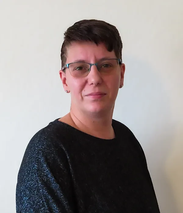 Porträtfoto von Nadine Wermann vor hellem Hintergrund