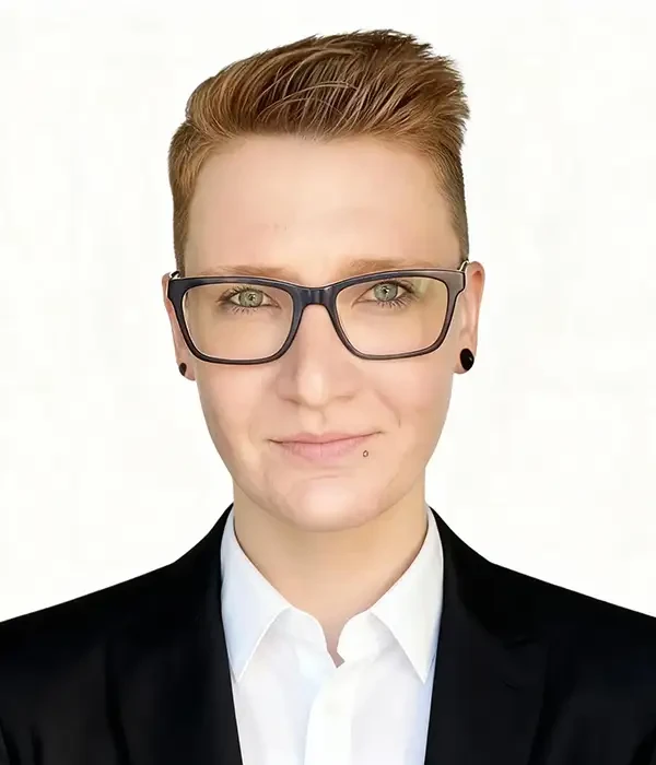 Porträt von Franziska Thamm mit Brille und kurzem Haar im Business-Outfit