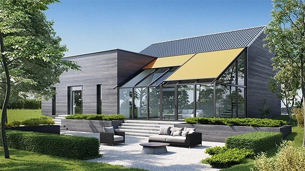 Moderne Kadeco Markise am Wintergarten eines Einfamilienhauses bei Sonnenschein