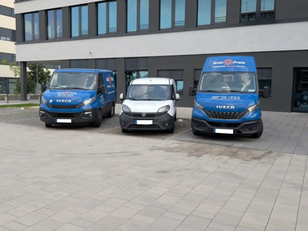 Fuhrpark Axel Preis – Firmenfahrzeuge vor dem Unternehmensgebäude Fuhrpark von Axel Preis mit Firmenfahrzeugen vor dem Firmengebäude