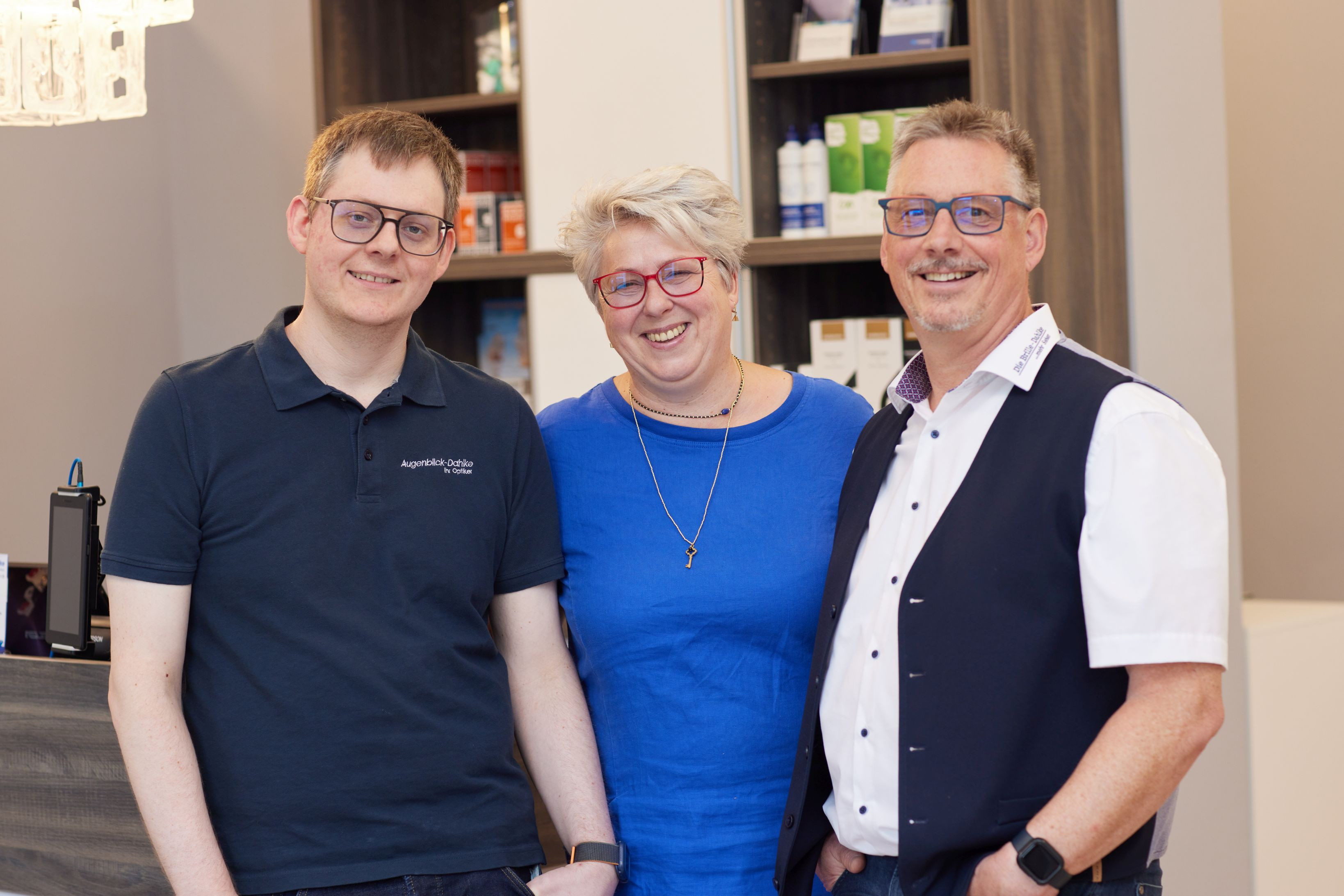 Team von Dahlke Brille im Optikergeschäft, drei Personen mit Brillen