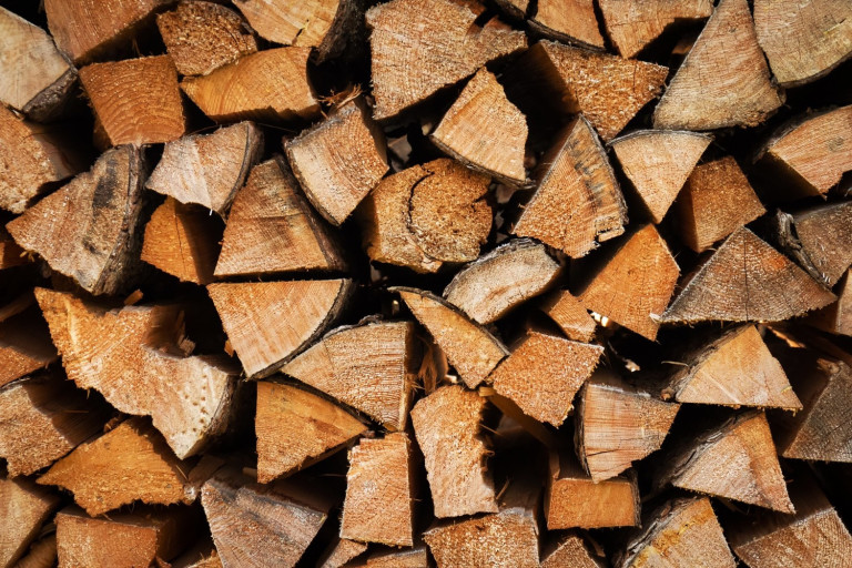 Holzstapel mit gesägten Hölzern, aufgenommen von Freepik, Nahaufnahme