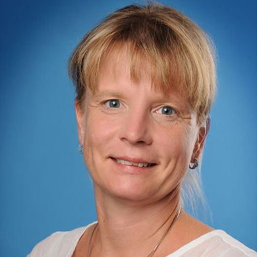 Portrait von Sylvia Müller im quadratischen Format Sylvia Müller quadratisches Portrait vor blauem Hintergrund