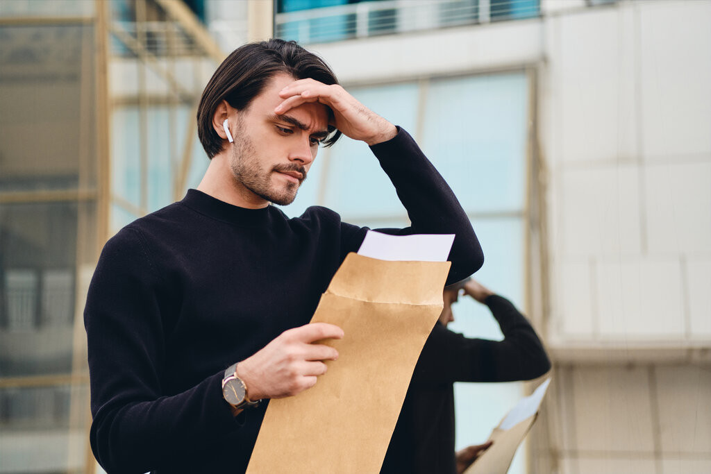 Person erhält einen Brief mit Informationen zur MPU und fragt sich, wann sie eine MPU machen muss