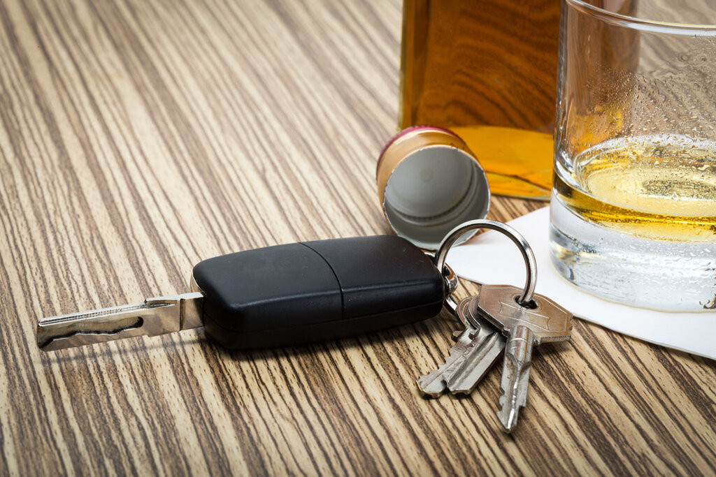 Autoschlüssel und Hausschlüssel neben Alkoholglas – Symbolbild für Abstinenznachweis in Freiburg