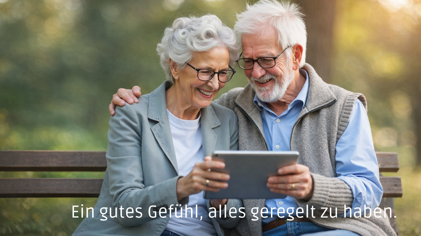 Seniorenpaar informiert sich gemeinsam auf einem Tablet über Bestattungsvorsorge im Park